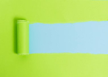 Karton ortadan ikiye ayrılıp yumuşak renkli bir masanın üzerine yerleştirilir. Pastel arkaplanda kalın yırtık bir kağıt. Dairenin sanatsal düzenleme yöntemi fotoğrafçılıktır.