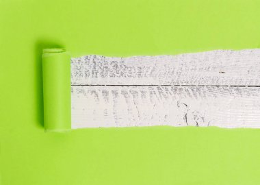 Karton ortadan yırtılıp klasik tahta bir masanın üzerine yerleştirilir. Ahşap bir arka planda kalın yırtık bir kağıt. Dairenin sanatsal düzenleme yöntemi fotoğrafçılıktır.