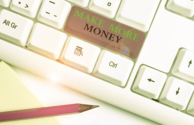 Daha fazla para kazandığımı gösteren bir not yazıyorum. İş fotoğrafı gösterimi Gelir gelirlerinizi artırın Beyaz PC klavye ile daha çok çalışın beyaz arkaplan üzerinde not kağıdı ile.