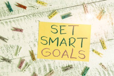 Akıllı Hedefleri Gösteren Kavramsal el yazısı. İş fotoğrafı metni erişilebilir hedefler belirleyin İyi iş planları yapın Renkli çamaşır iğnesi şekilli kağıt mavisi arkaplan.