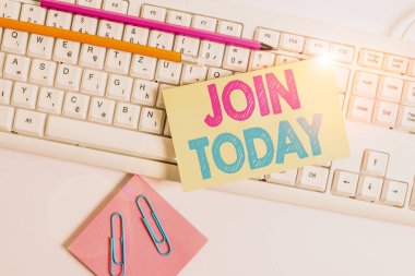 Enter Today 'i gösteren kavramsal el yazısı. Yeni bir grup üyesi olmak için iş fotoğrafı sergisi ya da nota kağıdı ve beyaz arkaplan klipsleri ile Beyaz Klavye organizasyonuna kaydolmak.