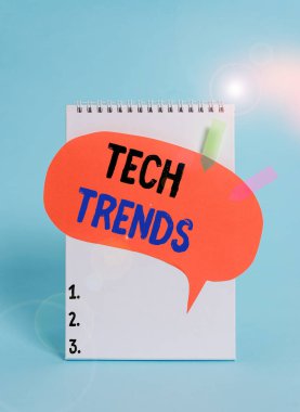 Tech Trends 'i gösteren metin işareti. Kavramsal fotoğraf teknolojisi son zamanlarda popüler olmaya başladı ve kabul gören Spiral konuşma balonu ok afişleri serin pastel arka planda yatıyor.
