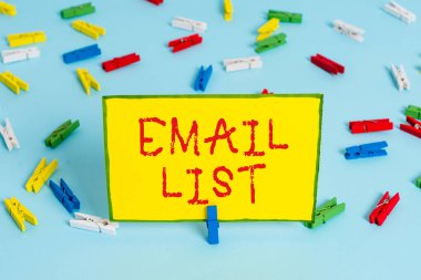 Kelime yazma E- posta Listesi. Analiz edilen internet kullanıcılarına yaygın bilgi dağılımı için iş konsepti Renkli çamaşır iğnesi kağıtları boş hatırlatıcı mavi zemin ofis broşu.