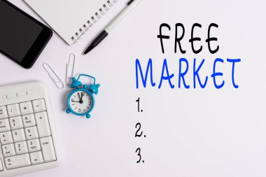 Serbest Pazar 'ı gösteren kavramsal el yazısı. Ekonomik değişim ya da serbest rekabetin düzenlenmemiş bir sistemini tanıtım ve metin için alan ile gösteren iş fotoğrafı.