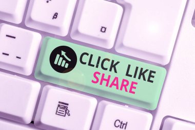 Click Like Share 'i gösteren bir not yazıyorum. Çevrimiçi Ortam Ağı 'ndan sonra iş fotoğrafı gösterimi İnternet paylaşımı.