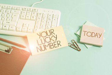 Kelime yazma mesajı Şanslı Numaran. Fortune Increase Chance Casino Kâğıt Mavi Masa Bilgisayarı Klavye Çalışma Defter Numarası Notları.