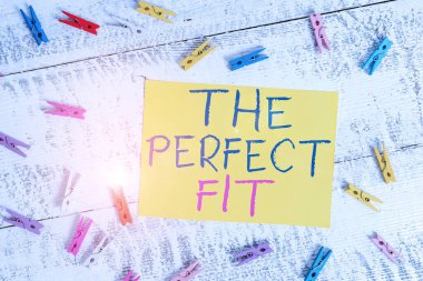 Kavramsal el yazısı The Perfect Fit 'i gösteriyor. İş fotoğrafı metni bulmaca parçaları İyi takım çalışması Bağlantı Renkli çamaşır iğnesi dikdörtgeni şekilli kağıt mavi arkaplan.