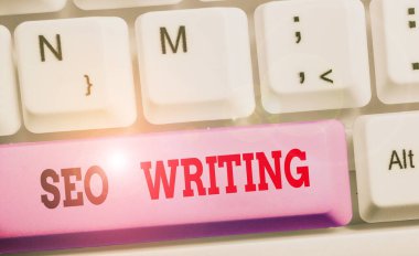 Seo 'nun yazdığını gösteren bir not yazıyorum. Özel bir kelime kullanarak arama motorlarının dikkatini çeken iş fotoğrafı görüntüsü.