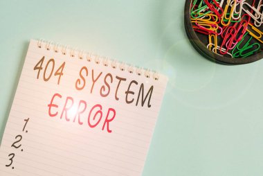 404 Sistem Hatasını gösteren not yazılıyor. İş fotoğrafı görüntüleme iletisi web sitesi kapatıldığında ve boş bir defter ve pastel renk arkaplanının üzerine yerleştirilmiş sabit bir dizüstü bulunamadığında ortaya çıkar.