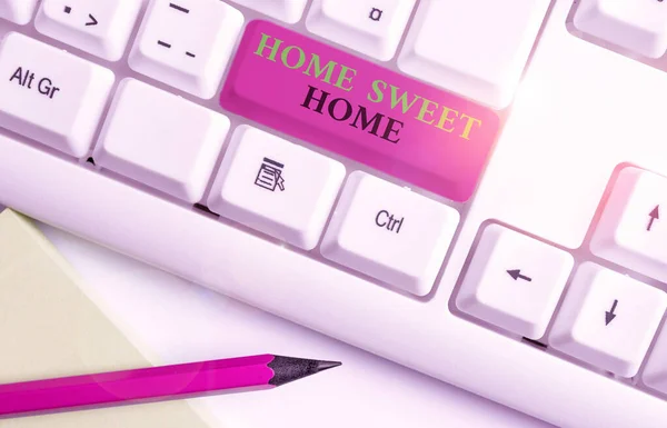 Schreiben Notiz zeigt nach Hause Sweet Home. Business-Foto präsentiert im Haus endlich komfortables Gefühl entspannte Familienzeit weiße PC-Tastatur mit Notizpapier über dem weißen Hintergrund. — Stockfoto