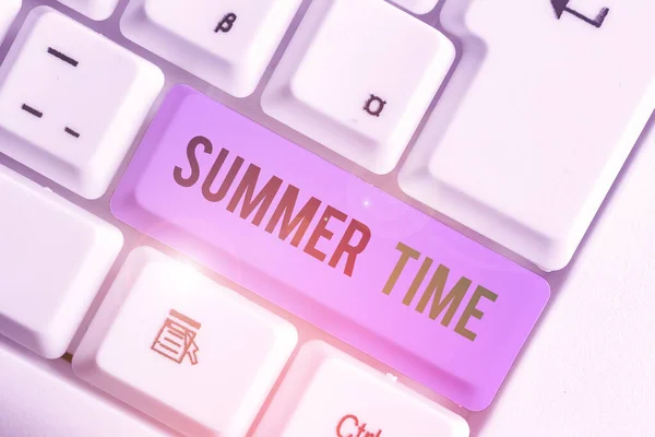 Woord schrijven tekst Summer Time. Zakelijk concept voor warmste seizoen van het jaar Zomer seizoen of periode zoals de zomer. — Stockfoto