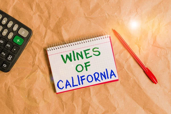 Texto de escritura de palabras Wines Of California. Concepto de negocio para los mejores enólogos en los EE.UU. Exportar calidad Bebida Papel artesanal escritorio cuadrado espiral cuaderno oficina estudio suministros . — Foto de Stock