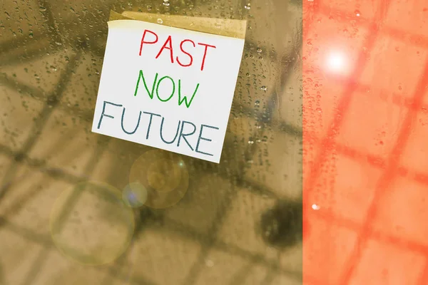 Írócetli a "Múlt jövő" -ről. Business photo showcasing Legutóbb jelen Következõ akciók Destiny Memories Square papír darab jelölés ragaszkodni texturált üveg ablak. — Stock Fotó