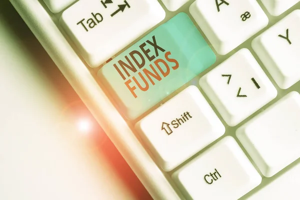 Schrijfnotitie met indexfondsen. Bedrijfsfoto presentatie beleggingsfonds gebouwd om de aandelen van een marktindex Witte pc toetsenbord met nota papier boven de witte achtergrond. — Stockfoto