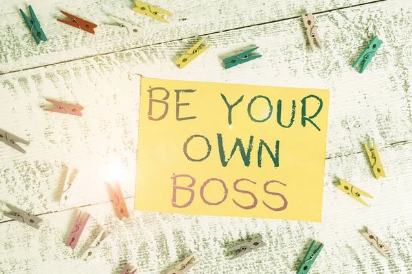 Konceptuell handstil som visar Be Your Own Boss. Företagsfoto text Entreprenörskap Starta företag Självständighet Egenföretagare Färgade klädnypa rektangel format papper blå bakgrund. — Stockfoto