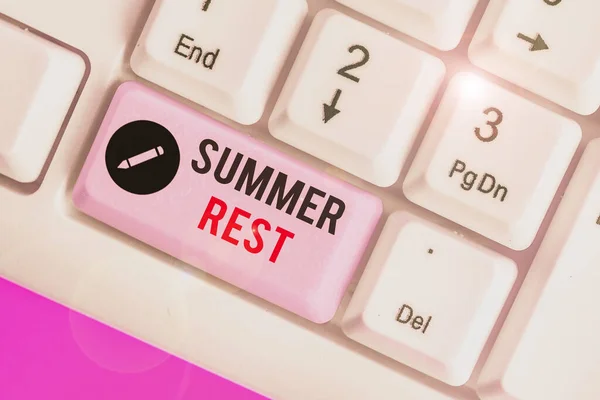 手写体文字写作的夏季休息。意为暑假休息或在暑假期间从工作或学校中放松. — 图库照片