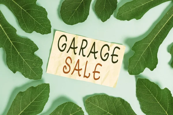 Conceptuele handschrift tonen Garage Sale. Zakelijke foto showcasing verkoop van diverse huishoudelijke artikelen vaak gehouden in de garage bladeren rondom briefpapier boven lege zachte pastel tafel. — Stockfoto