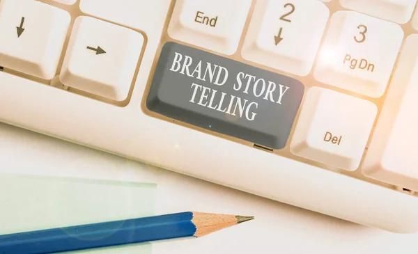 Conceptueel handschrift met Brand Story Telling. Zakelijke foto presentatie Breathing Life into a Brand an Engaging Content Wit pc toetsenbord met notitiepapier boven de witte achtergrond. — Stockfoto