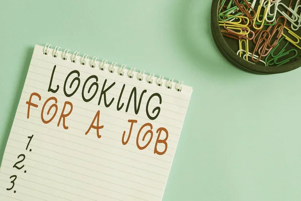 Schreibnotiz, die die Suche nach einem Job zeigt. Geschäftsfoto zeigt Arbeitslose, die Arbeit suchen, riesige Ressourcen, leeres Notizbuch und Schreibwaren vor pastellfarbenem Hintergrund. — Stockfoto