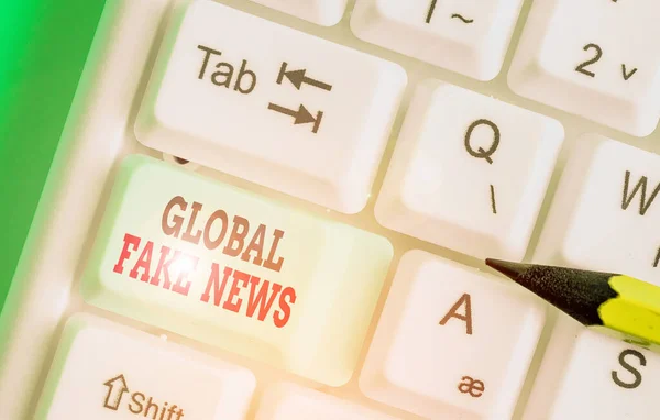 Testo di scrittura di parole Global Fake News. Business concept for False information Giornalismo Bugie Disinformazione Bufala . — Foto Stock