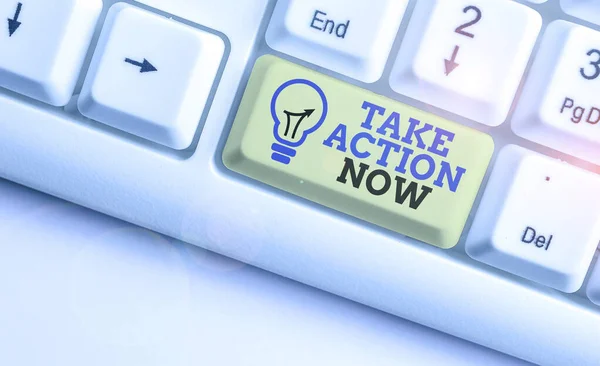 Konceptuell handstil som visar Take Action Now. Business foto text ber någon att börja göra Bra perforanalys Uppmuntra. — Stockfoto