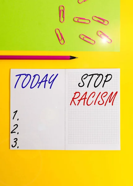 Написання тексту Stop Racism. Концепція означає кінець антагонізму, спрямованого проти когось іншої раси Чистий квадратний ноутбук олівця аркуш паперу звичайний кольоровий фон. — стокове фото