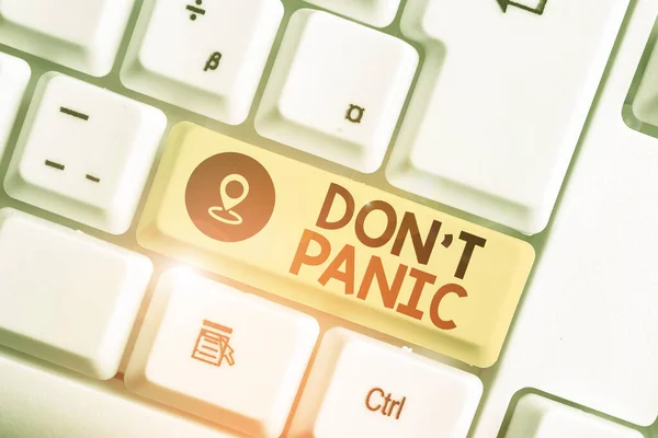 Don T Pánikra utaló üzenet. Fogalmi fotó, hogy elkerülje a hirtelen irányíthatatlan félelem vagy szorongás Maradj nyugodt. — Stock Fotó