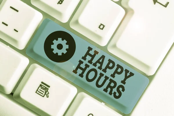 Tekst pisma pisanego Happy Hours. Koncepcja oznaczająca sprzedaż napojów po obniżonych cenach w barze lub restauracji. — Zdjęcie stockowe