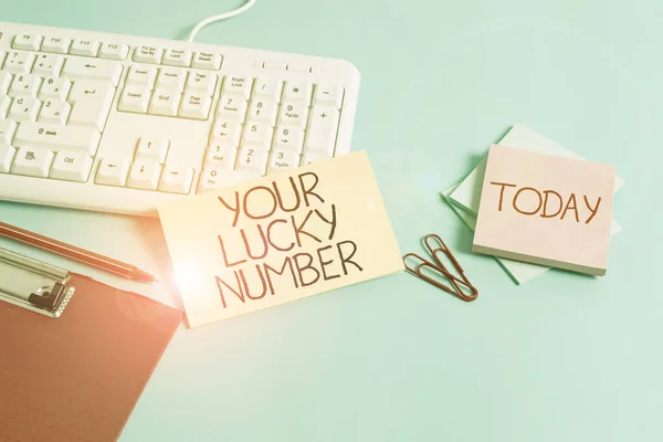 Λέξεις που γράφουν το τυχερό σου νούμερο. Επιχειρηματική έννοια για την πίστη στην επιστολή Fortune Αύξηση Ευκαιρία Καζίνο Χαρτί μπλε γραφείο πληκτρολόγιο υπολογιστή γραφείο μελέτη σημειωματάριο αριθμούς διάγραμμα σημείωμα. — Φωτογραφία Αρχείου