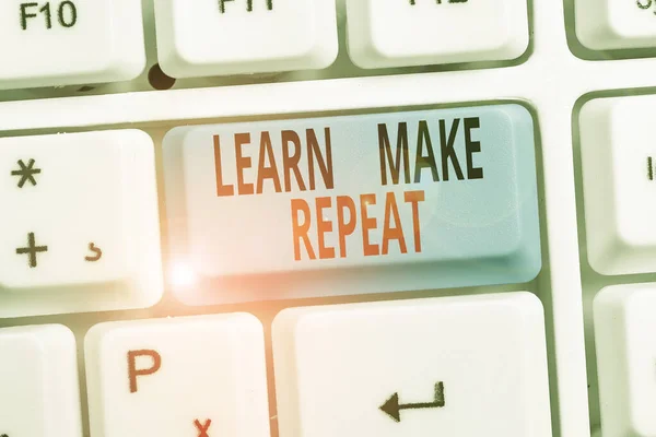 Texto de escritura de palabras Aprende a hacer repetición. Concepto de negocio para una vez que lo haga será fácil rápido aprendiz corregir errores . —  Fotos de Stock