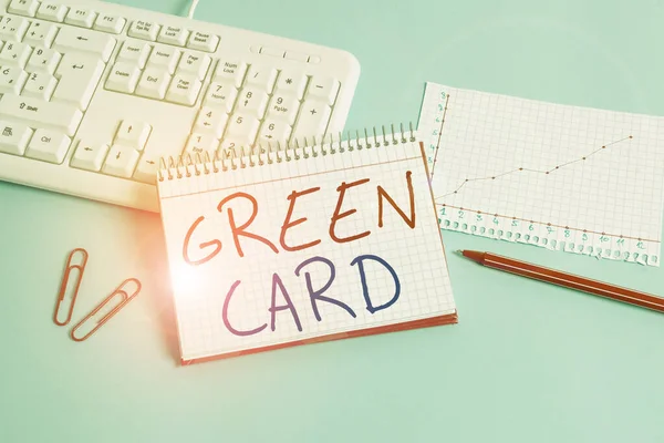 Εννοιολογική γραφή με το χέρι που δείχνει Πράσινη Κάρτα. Επαγγελματική άδεια προβολής φωτογραφιών που επιτρέπει σε αλλοδαπό υπήκοο να ζει μόνιμα στο US Paper blue keyboard office study notebook chart numbers memo — Φωτογραφία Αρχείου