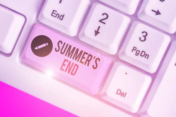 Handschrift tekst schrijven Summer S End. Concept betekent Einde van de pauze goede herinneringen van reizen en ontspannen tijd. — Stockfoto