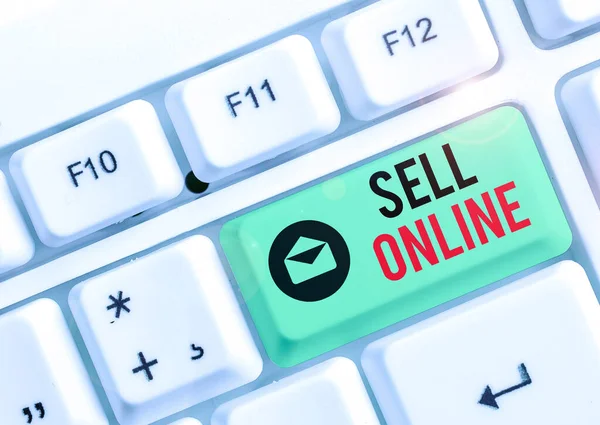 Tekstbord met online verkopen. Conceptuele foto rechtstreeks verkopen van goederen of diensten aan een koper via het internet. — Stockfoto