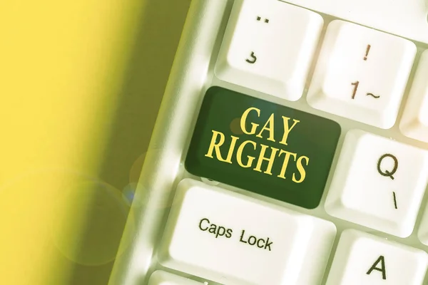 Texte manuscrit Gay Rights. Concept signifiant égalité des droits civils et sociaux pour les personnes homosexuelles Clavier pc blanc avec papier de note vide au-dessus de l'espace de copie de clé de fond blanc . — Photo