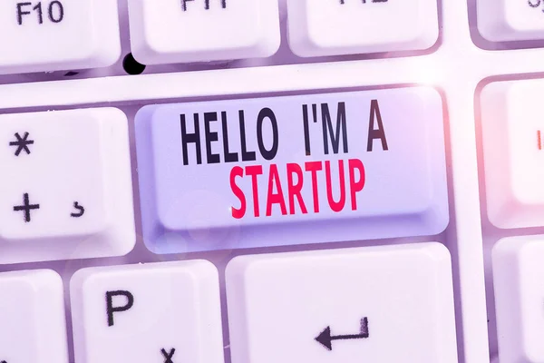 Texto de escritura de palabras Hello I M A Startup. Concepto de negocio para emprendedor que inicia negocio Presentando nuevo proyecto . — Foto de Stock