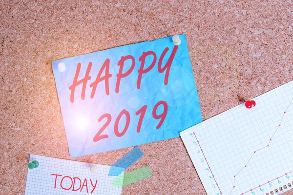 Signo de texto mostrando Feliz 2019. Sensación de foto conceptual que muestra o causa placer o satisfacción para 2019 Corkboard color size paper pin thumbtack tack sheet billboard notice board . — Foto de Stock