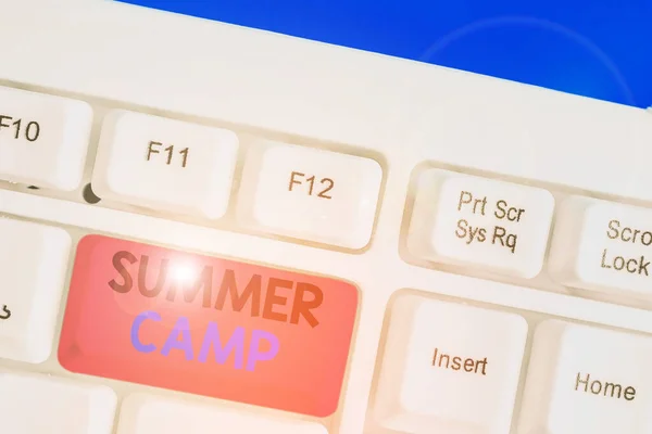Konceptuell handstil som visar Summer Camp. Företagsfoto visa upp övervakade program för barn som genomförs under sommaren. — Stockfoto
