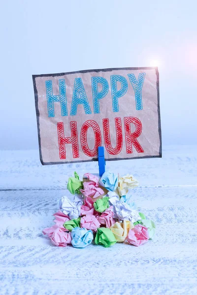 Manuscrito texto escrevendo Happy Hour. Conceito significado quando as bebidas são vendidas a preços reduzidos em um bar ou restaurante Lembrete pilha colorido enrugado papel pano lembrete espaço em madeira branca . — Fotografia de Stock