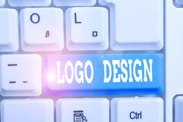 Tekst pisma do Logo Design. Koncepcja oznaczająca graficzną reprezentację lub symbol nazwy firmy lub znaku towarowego Biała klawiatura PC z pustym papierem notatkowym nad białym kluczem tła. — Zdjęcie stockowe