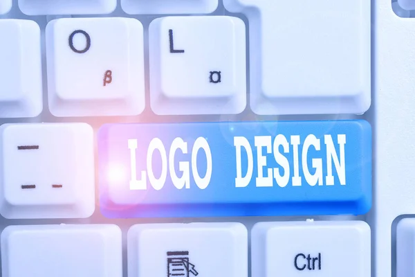 Escritura a mano Diseño de Logo. Concepto que significa una representación gráfica o símbolo del nombre de la empresa o marca Teclado de PC blanco con papel de nota vacío sobre el espacio de copia de clave de fondo blanco . — Foto de Stock