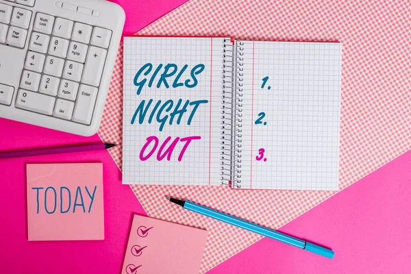 Kızlar Gecesi 'ni yazan el yazısı. Modern çağdaki kızlara özgürlük ve serbest zihniyet kavramı. Renkli düzlüklerin üzerine yerleştirilmiş bilgisayar teçhizatları ve yazı malzemeleri.. — Stok fotoğraf