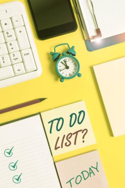 Yapılacaklar Listesi Sorusunu gösteren not yazılıyor. Görev serileri öncelikli olarak düzenlenecektir. Kağıt ataçları saat ve pc klavye ile kopyalama alanı olan beyaz kağıt.
