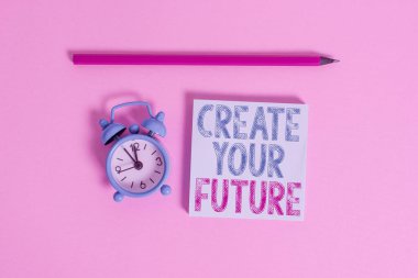 Kelime yazma metni Geleceğini Yarat. Hedef Belirle ve Kariyer Hedefleri için iş konsepti Önünüzdeki Metal klasik alarm saatine ulaşın boş not defteri işaretleyicisi renkli arkaplana ulaşın.