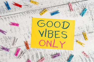 Sadece Good Vibes 'ı gösteren kavramsal el yazısı. İş fotoğrafı metni sadece olumlu duygular negatif enerji yok Renkli çamaşır iğnesi şekilli dikdörtgen kağıt mavi arkaplan.