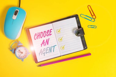 Kelime yazma metni Bir Menajer Seç. Sizin adınıza karar verecek kişiyi seçin. Kilitli günlük sayfaları, işaretli fare alarmlı saat renginde arkaplan.