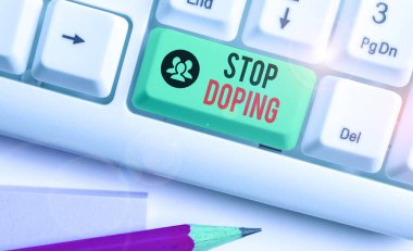 Dopingin durduğunu gösteren bir not yazıyorum. İş fotoğrafçılığı yasaklı atletik performans analizi ilaçları kullanmaz.