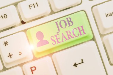 İş Aramasını gösteren not yazma. İş fotoğrafı, mesleğine uygun iş bulmak için gösteri yapma eylemini sergiliyor.