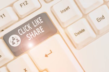 Click Like Share 'i gösteren bir not yazıyorum. Çevrimiçi Ortam Ağı Beyaz pc klavyesinin ardından beyaz arkaplan üzerindeki not kağıdıyla internet paylaşımını gösteren iş fotoğrafı.