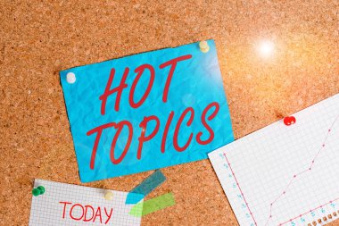 Hot Topics 'i gösteren metin işareti. Bir çok gösterilen kavramsal fotoğraf konusu mantar pano renk boyutu kağıt raptiye raptiye bilborda uyarı tahtası üzerinde tartışıyor ve tartışıyorlar.