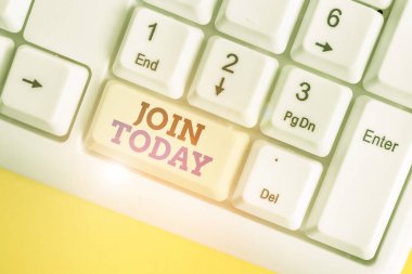 Enter Today 'i gösteren kavramsal el yazısı. Yeni bir grup üyesi olmak için iş fotoğrafı metni ya da beyaz arkaplanının üzerinde not kağıdı olan White pc klavyesine kaydolmak.